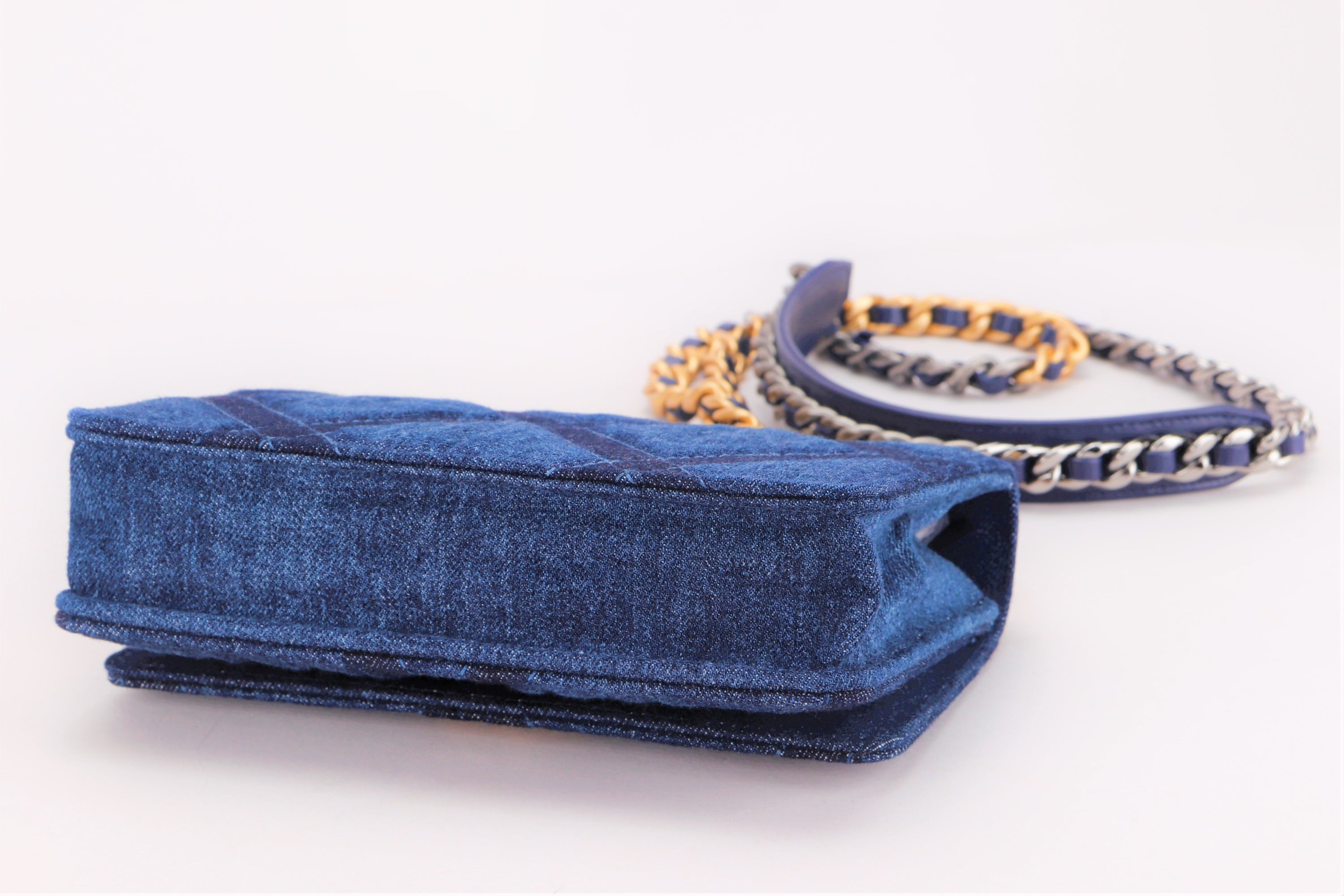 CHANEL 19 BLUE DENIM WALLET ON CHAIN (JX7Txxxx), WITH DUST COVER