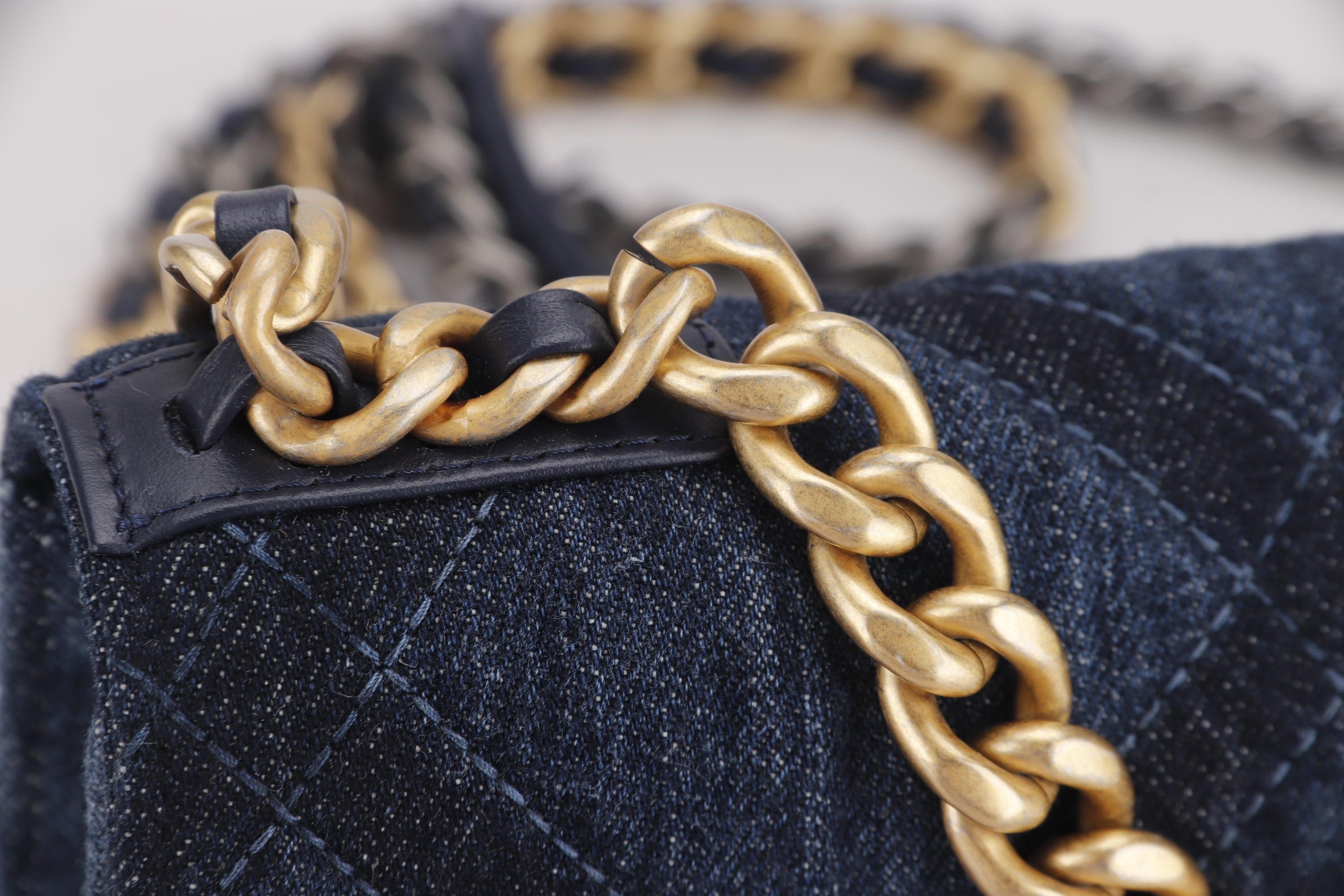 CHANEL 19 BLUE DENIM WALLET ON CHAIN (JX7Txxxx), WITH DUST COVER