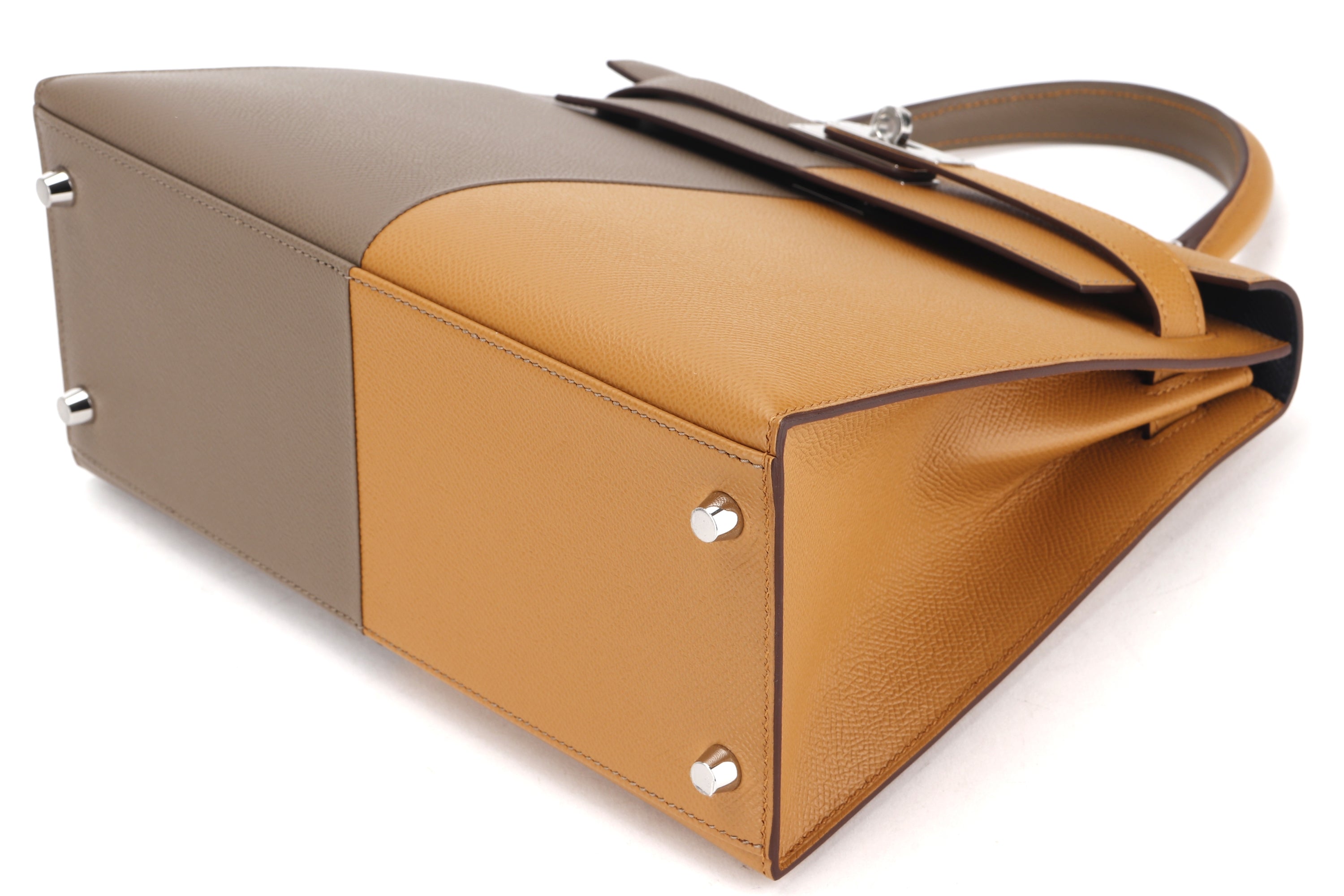HERMES KELLY 28 CASAQUE (STAMP U (2022)) ETOUPE, SESAME & BLUE INDIGO, EPSOM SILVER HADRWARE, WITH KEYS, LOCK, STRAP, RAINCOAT & DUST COVER