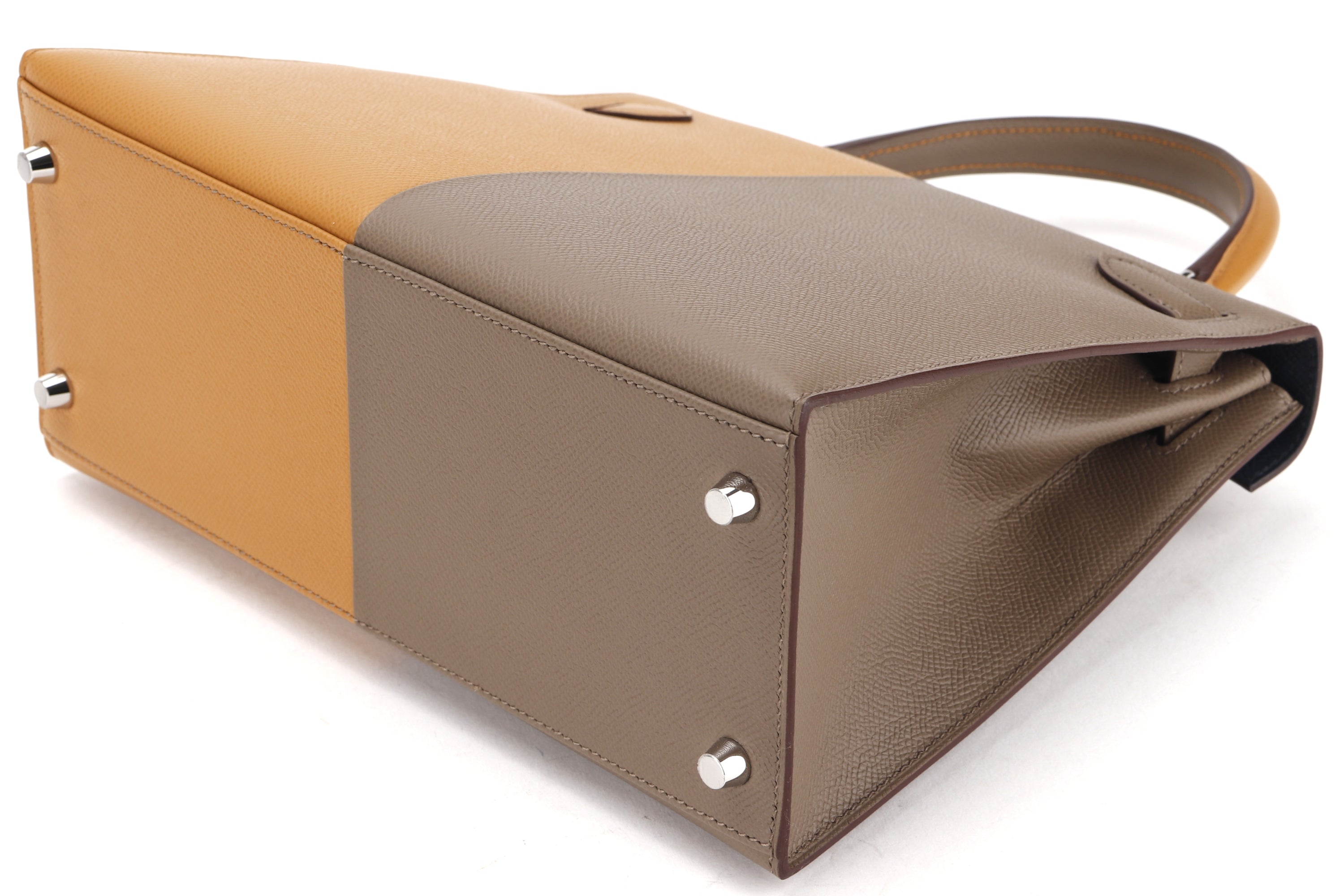 HERMES KELLY 28 CASAQUE (STAMP U (2022)) ETOUPE, SESAME & BLUE INDIGO, EPSOM SILVER HADRWARE, WITH KEYS, LOCK, STRAP, RAINCOAT & DUST COVER