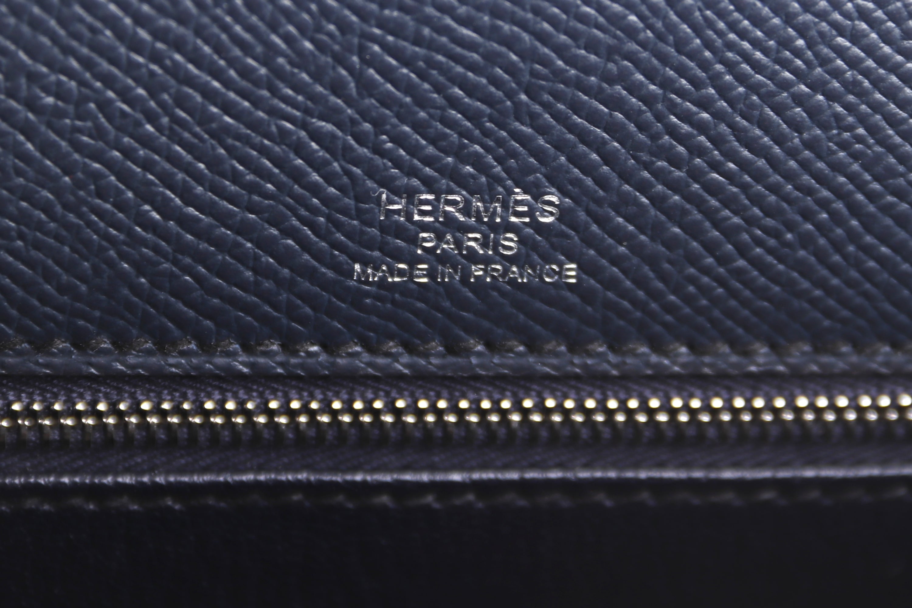 HERMES KELLY 28 CASAQUE (STAMP U (2022)) ETOUPE, SESAME & BLUE INDIGO, EPSOM SILVER HADRWARE, WITH KEYS, LOCK, STRAP, RAINCOAT & DUST COVER
