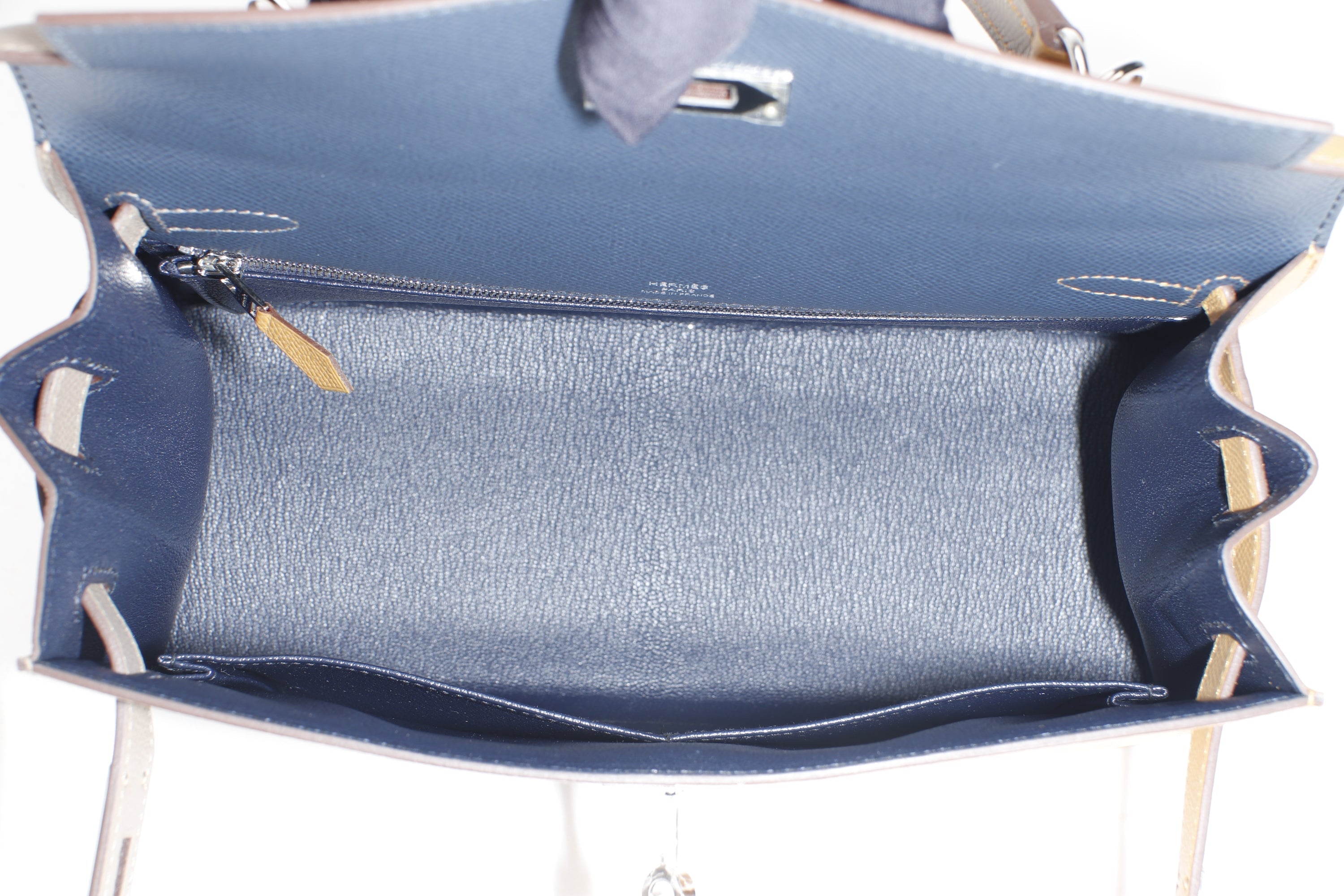 HERMES KELLY 28 CASAQUE (STAMP U (2022)) ETOUPE, SESAME & BLUE INDIGO, EPSOM SILVER HADRWARE, WITH KEYS, LOCK, STRAP, RAINCOAT & DUST COVER