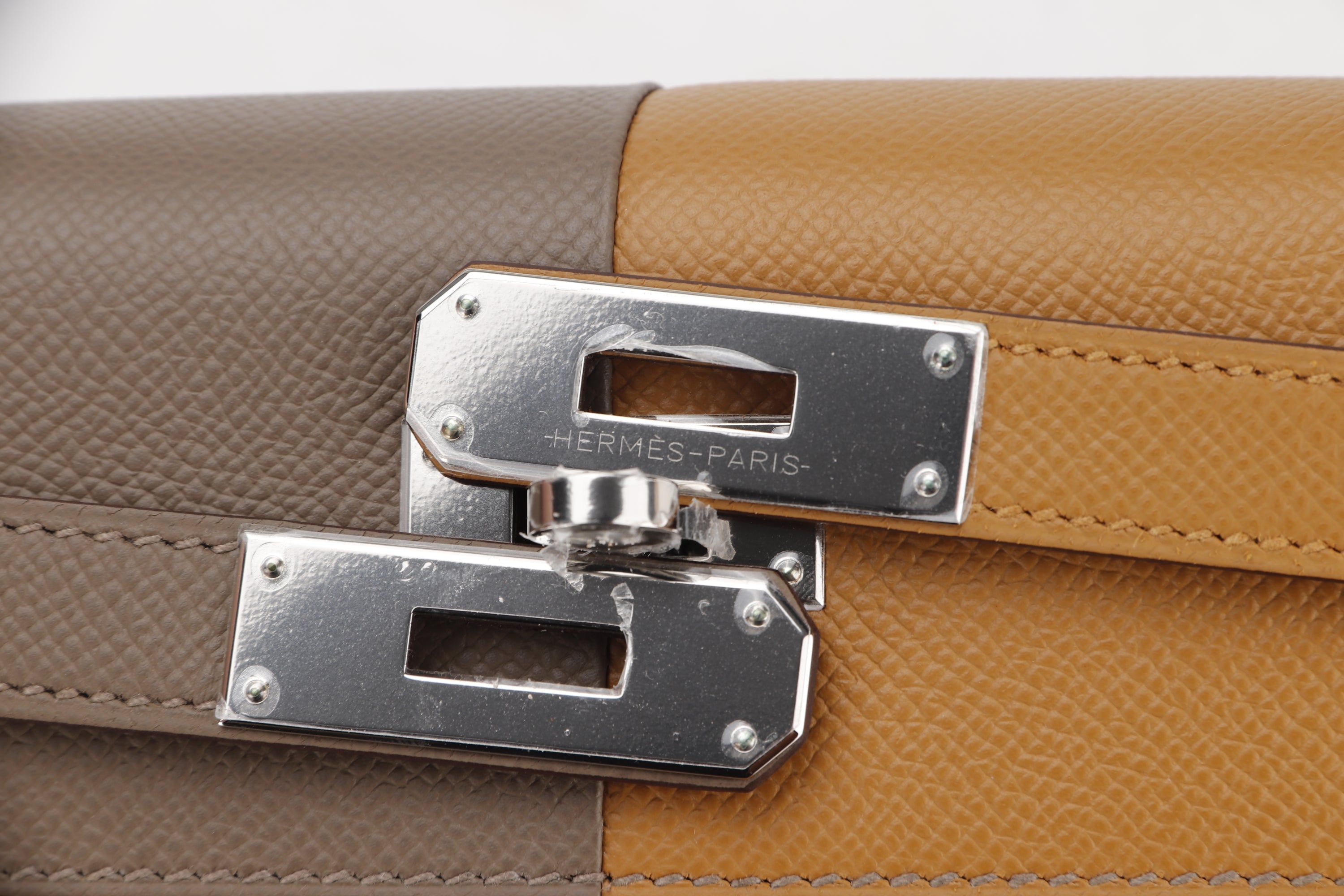 HERMES KELLY 28 CASAQUE (STAMP U (2022)) ETOUPE, SESAME & BLUE INDIGO, EPSOM SILVER HADRWARE, WITH KEYS, LOCK, STRAP, RAINCOAT & DUST COVER