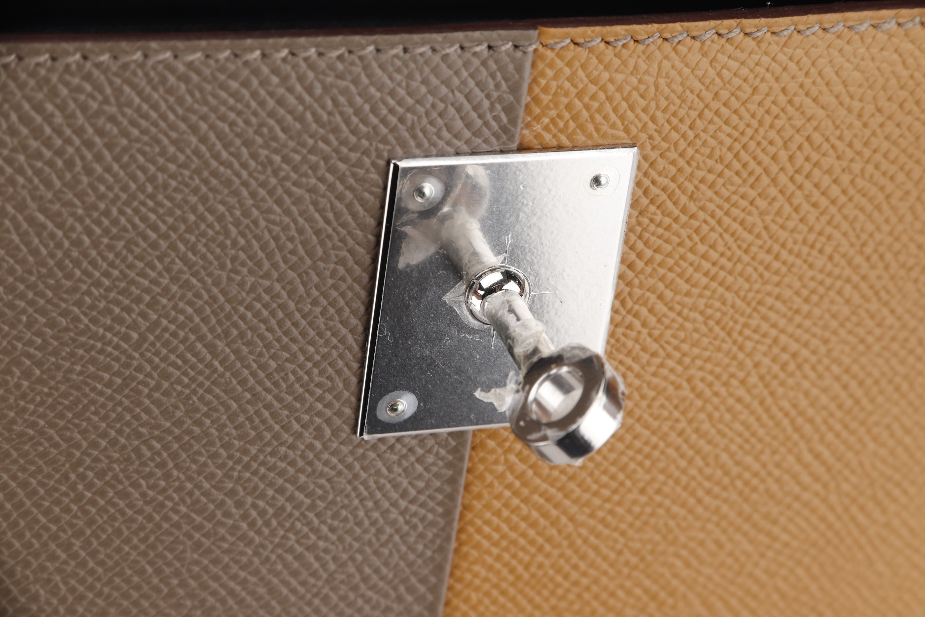 HERMES KELLY 28 CASAQUE (STAMP U (2022)) ETOUPE, SESAME & BLUE INDIGO, EPSOM SILVER HADRWARE, WITH KEYS, LOCK, STRAP, RAINCOAT & DUST COVER