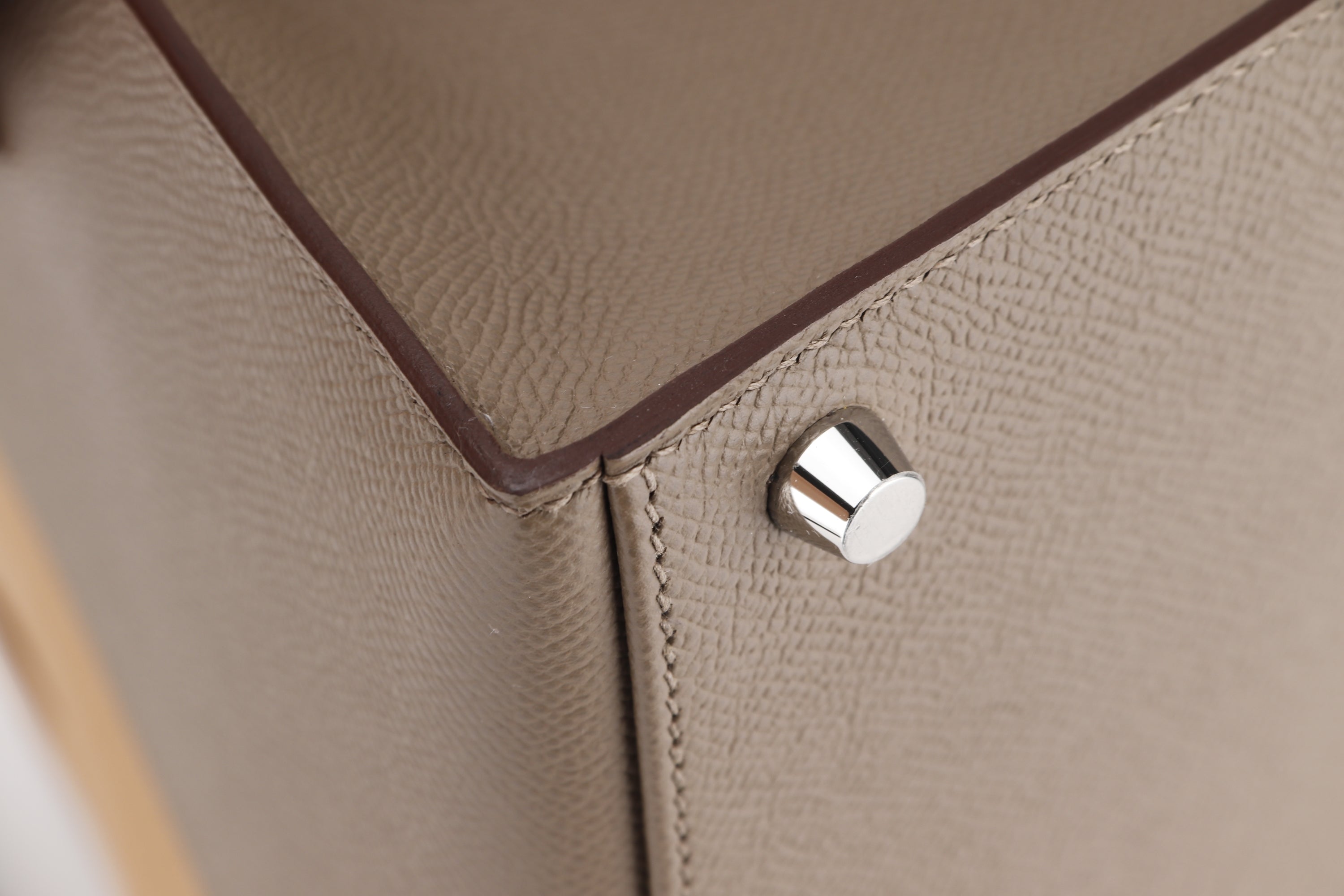 HERMES KELLY 28 CASAQUE (STAMP U (2022)) ETOUPE, SESAME & BLUE INDIGO, EPSOM SILVER HADRWARE, WITH KEYS, LOCK, STRAP, RAINCOAT & DUST COVER