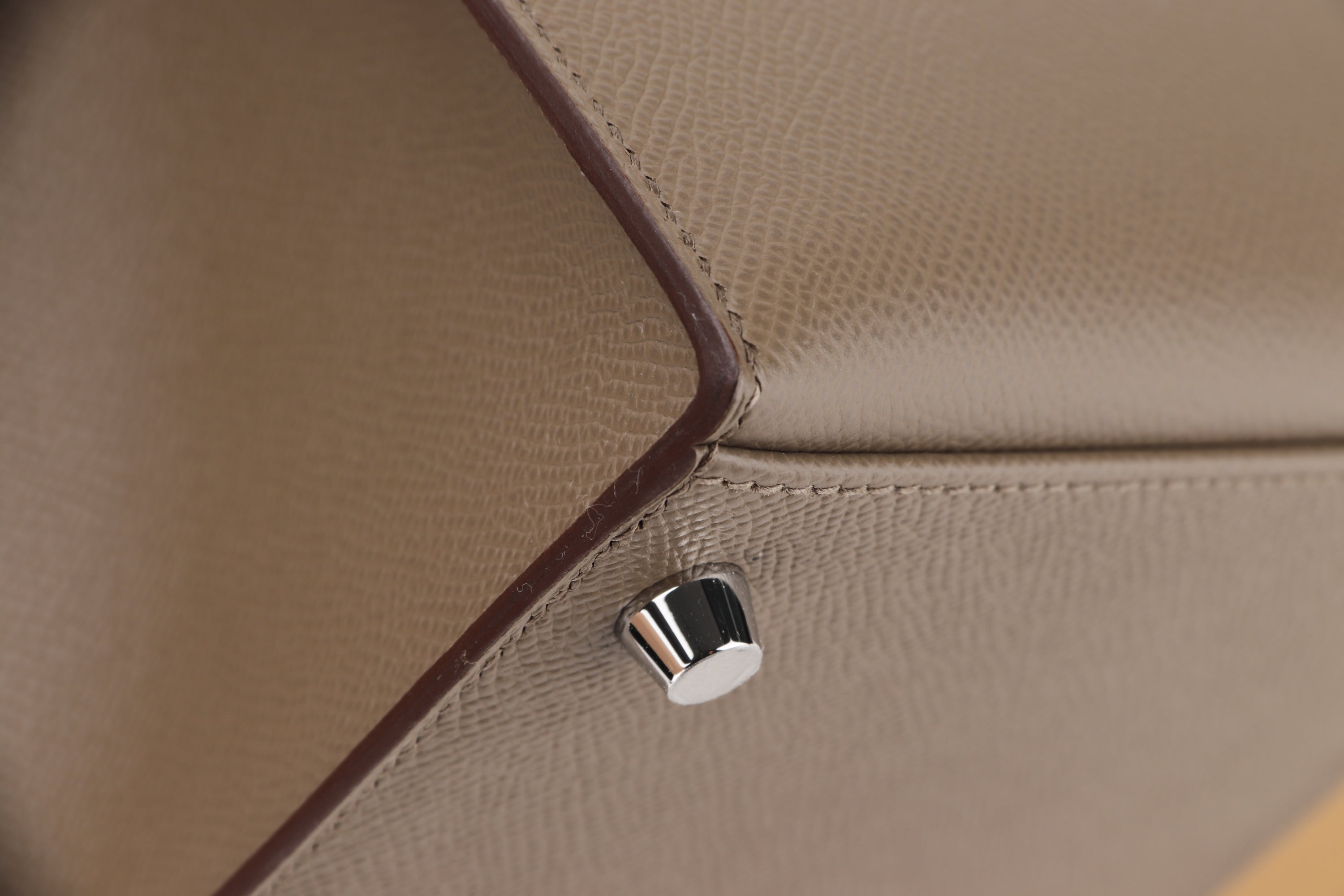 HERMES KELLY 28 CASAQUE (STAMP U (2022)) ETOUPE, SESAME & BLUE INDIGO, EPSOM SILVER HADRWARE, WITH KEYS, LOCK, STRAP, RAINCOAT & DUST COVER