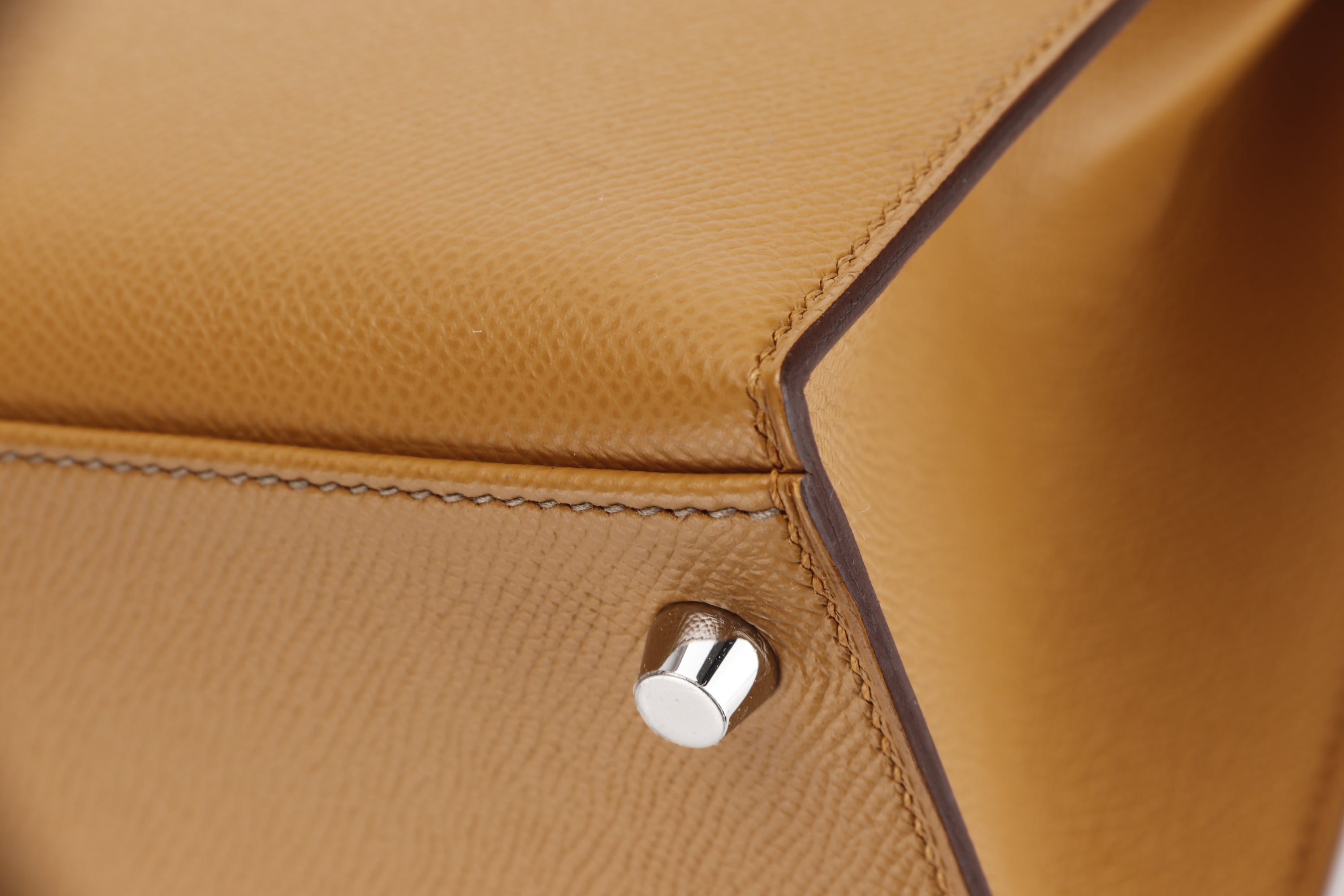 HERMES KELLY 28 CASAQUE (STAMP U (2022)) ETOUPE, SESAME & BLUE INDIGO, EPSOM SILVER HADRWARE, WITH KEYS, LOCK, STRAP, RAINCOAT & DUST COVER