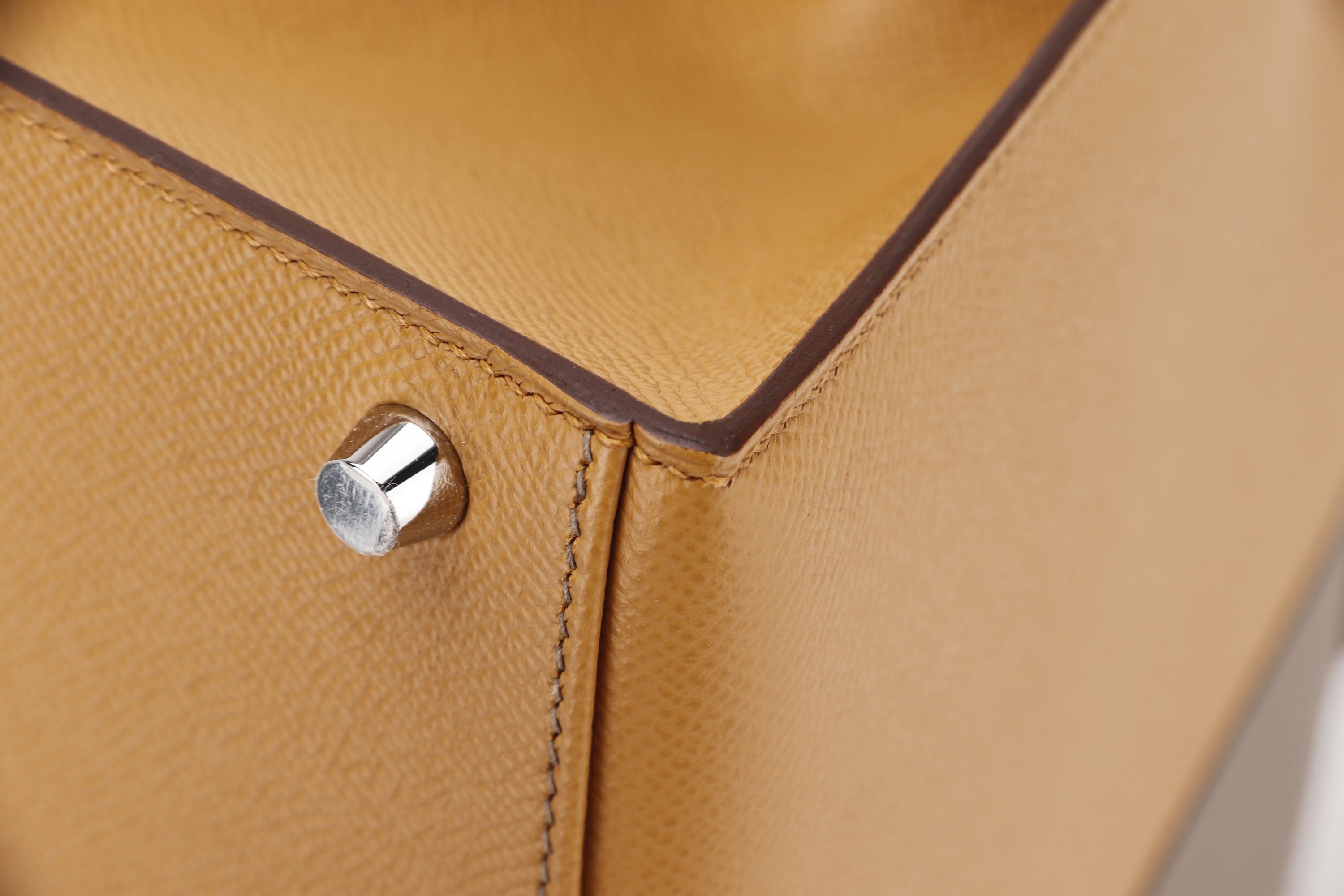 HERMES KELLY 28 CASAQUE (STAMP U (2022)) ETOUPE, SESAME & BLUE INDIGO, EPSOM SILVER HADRWARE, WITH KEYS, LOCK, STRAP, RAINCOAT & DUST COVER
