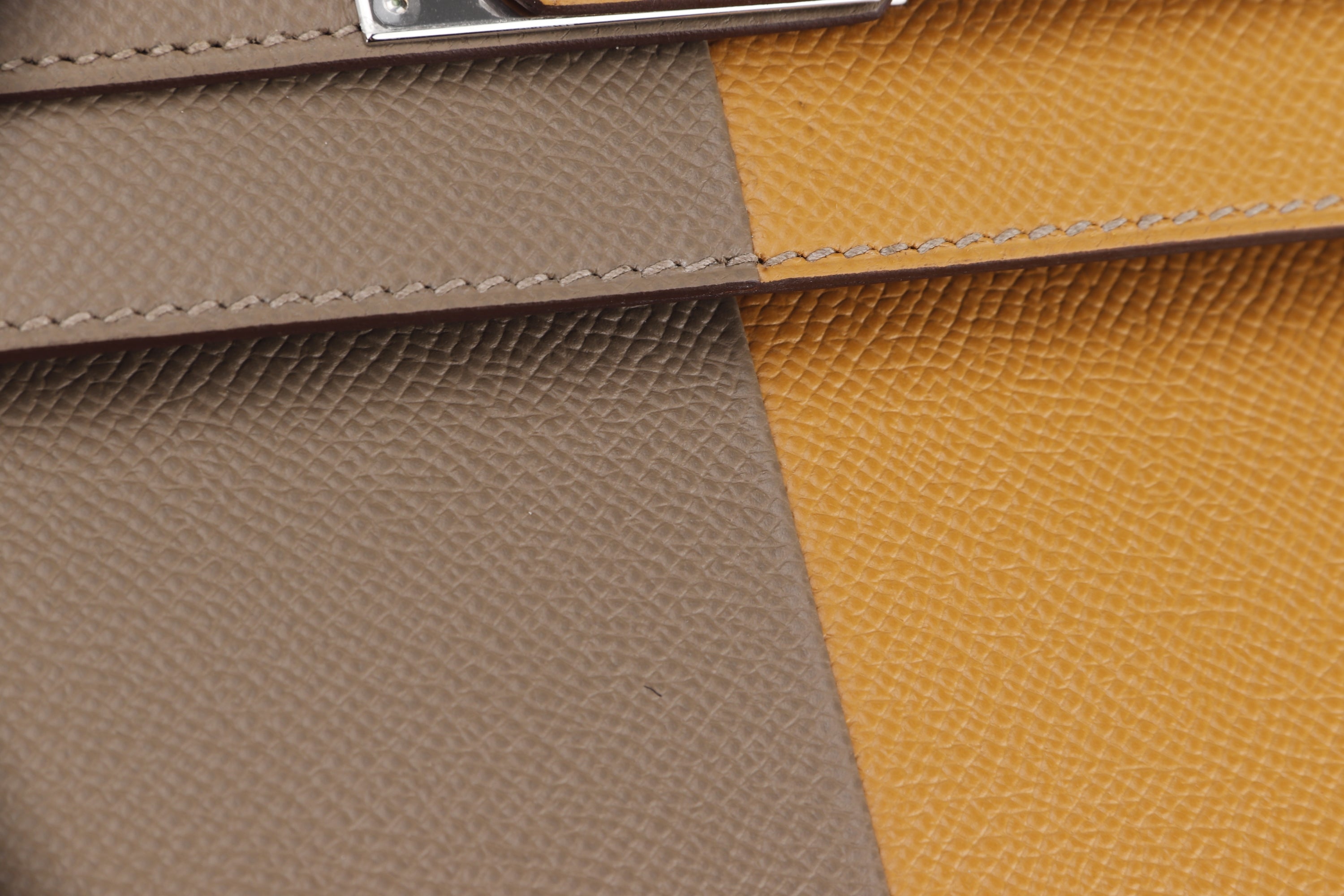 HERMES KELLY 28 CASAQUE (STAMP U (2022)) ETOUPE, SESAME & BLUE INDIGO, EPSOM SILVER HADRWARE, WITH KEYS, LOCK, STRAP, RAINCOAT & DUST COVER