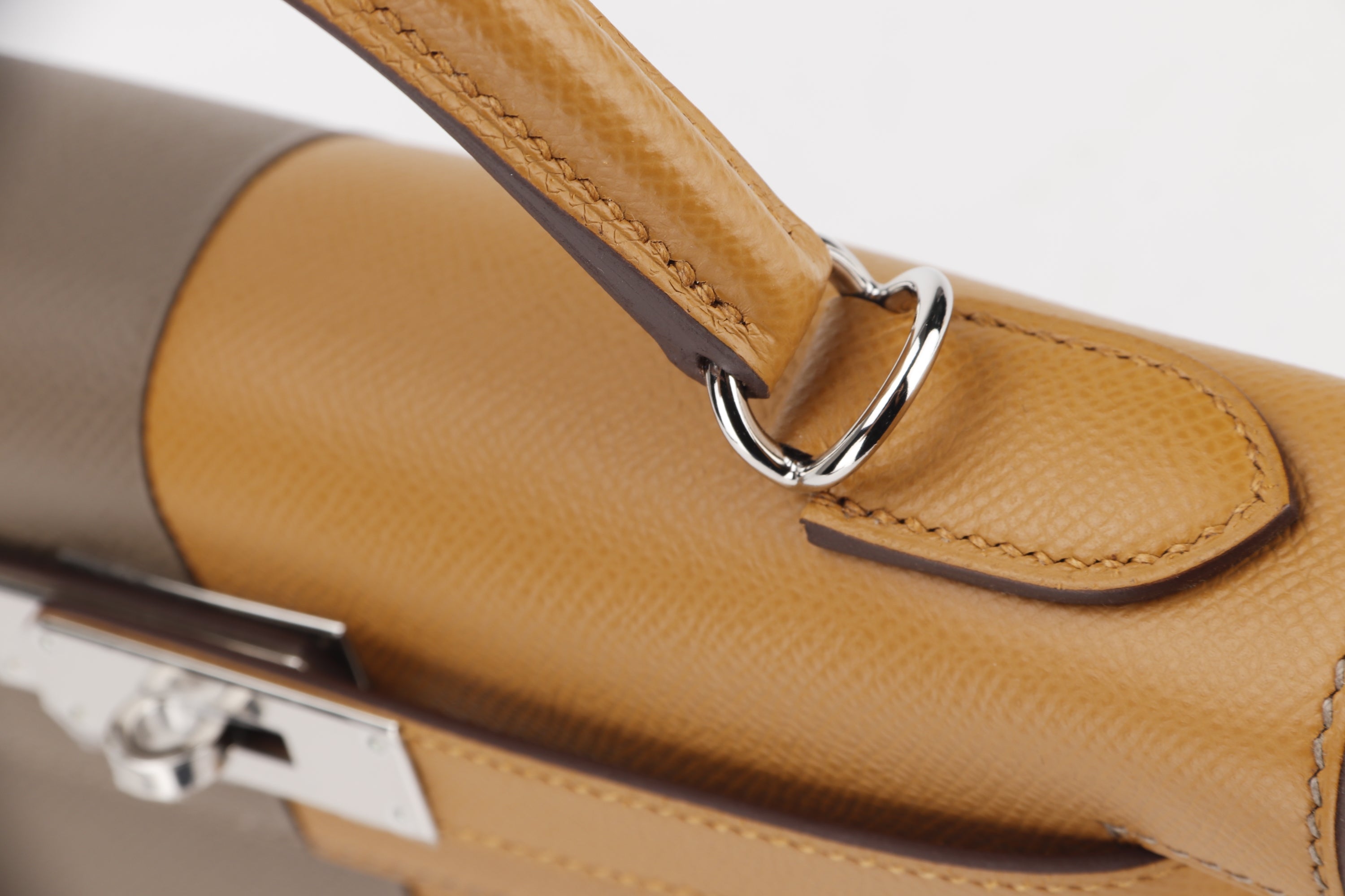HERMES KELLY 28 CASAQUE (STAMP U (2022)) ETOUPE, SESAME & BLUE INDIGO, EPSOM SILVER HADRWARE, WITH KEYS, LOCK, STRAP, RAINCOAT & DUST COVER