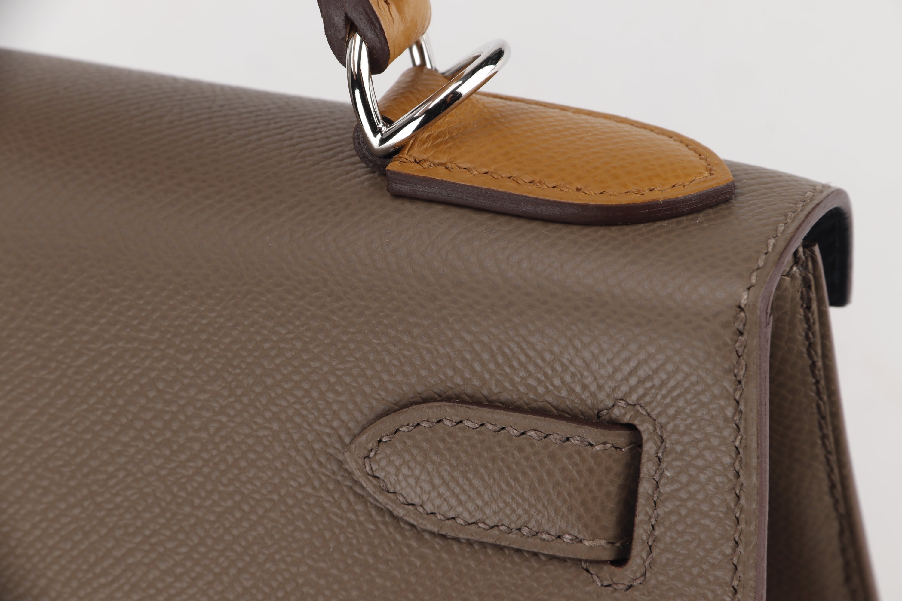 HERMES KELLY 28 CASAQUE (STAMP U (2022)) ETOUPE, SESAME & BLUE INDIGO, EPSOM SILVER HADRWARE, WITH KEYS, LOCK, STRAP, RAINCOAT & DUST COVER