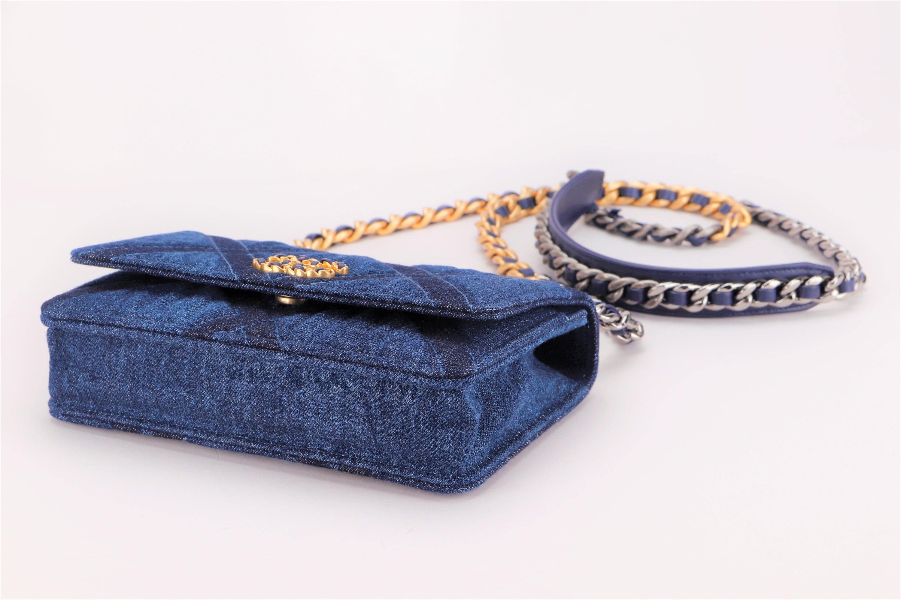 CHANEL 19 BLUE DENIM WALLET ON CHAIN (JX7Txxxx), WITH DUST COVER