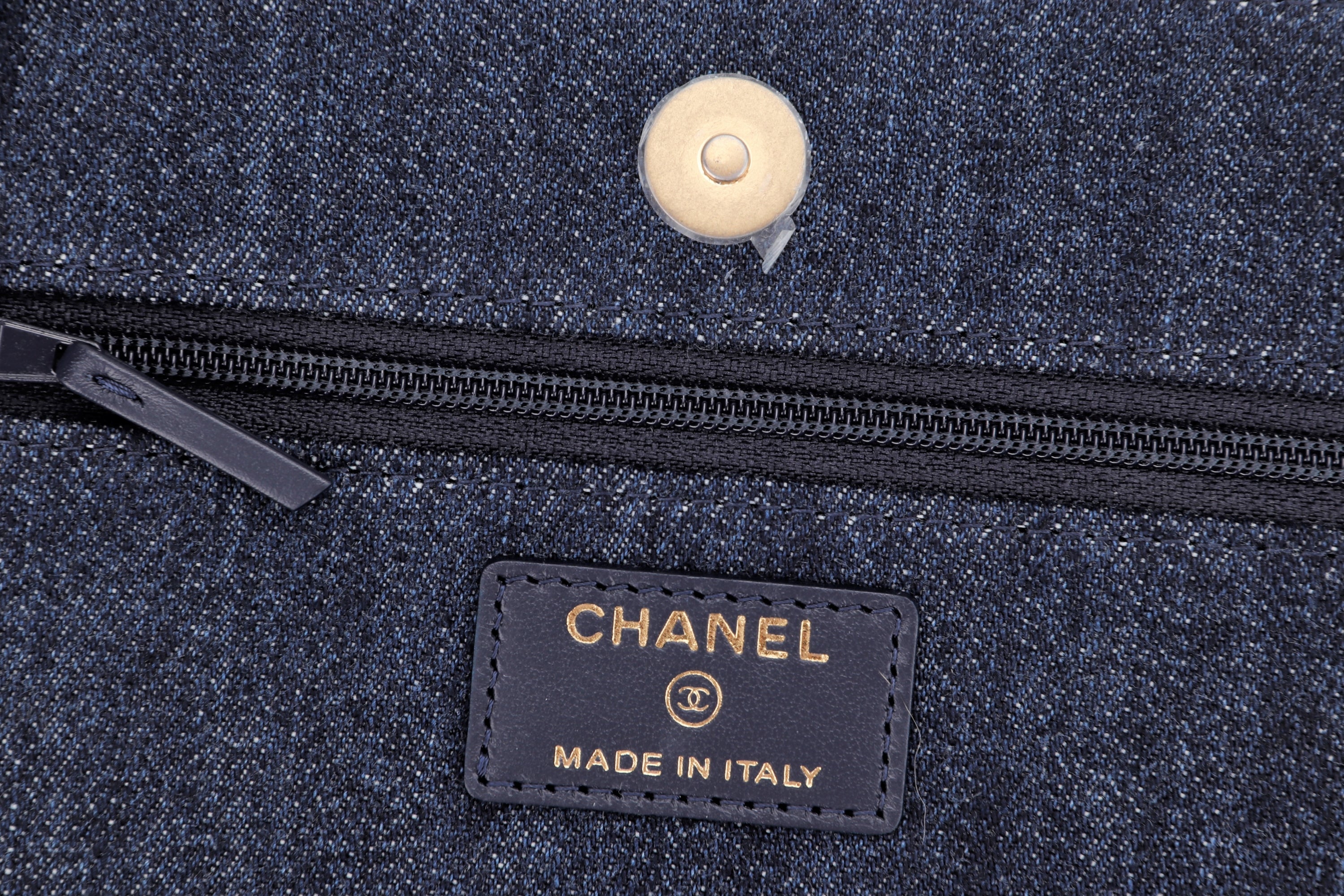 CHANEL 19 BLUE DENIM WALLET ON CHAIN (JX7Txxxx), WITH DUST COVER